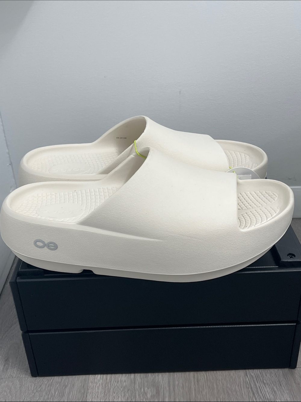 Oofos Ooahh plus + chalk slides sandals men’s size 10 women’s size 12 new